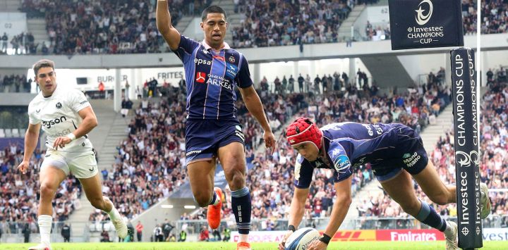El zaguero francés del Bordeaux-Begles, Louis Bielle-Biarrey (derecha), anota un try mientras el ala neozelandés del Bordeaux-Begles, Salesi Rayasi (centro), reacciona durante el partido de semifinales de la Copa de Campeones de Europa de rugby entre el Union Bordeaux Belges (UBB) y el Bath Rugby en el estadio Atlantique Bordeaux Metropole en Burdeos, al suroeste de Francia.