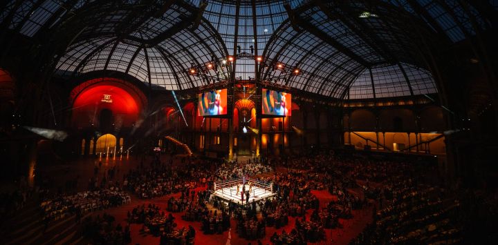 Esta fotografía muestra una vista general del Grand Palais durante un evento del Campeonato Mundial de Kickboxing ISKA en París, Francia.