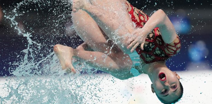Higa Moe, de Japón, compiten durante la final de dúo libre femenino en la tercera parada de la Copa del Mundo de Natación Artística 2026 de World Aquatics, en Xi'an, en la provincia de Shaanxi, en el noroeste de China.