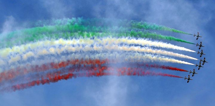 Imagen del escuadrón de acrobacias aéreas italianas Frecce Tricolori presentándose durante un espectáculo aéreo, en la Base Aérea de Rivolto, Italia.