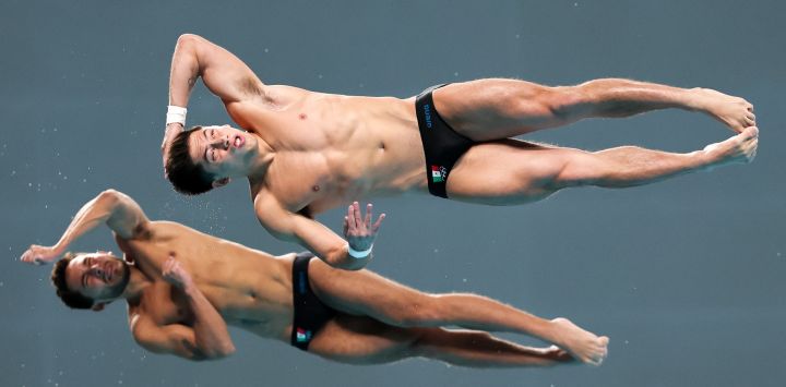 Kevin Berlín Reyes y Randal Willars Valdez, de México, compiten durante la final de 10m sincronizado masculino en la Superfinal de la Copa del Mundo de Clavados 2026 de World Aquatics, en Beijing, China.