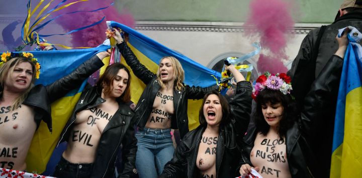 La activista feminista ucraniana Inna Shevchenko (C), líder del movimiento internacional de mujeres FEMEN, y activistas de Pussy Riot protestan contra la participación de Rusia en la Bienal de Venecia, Italia.