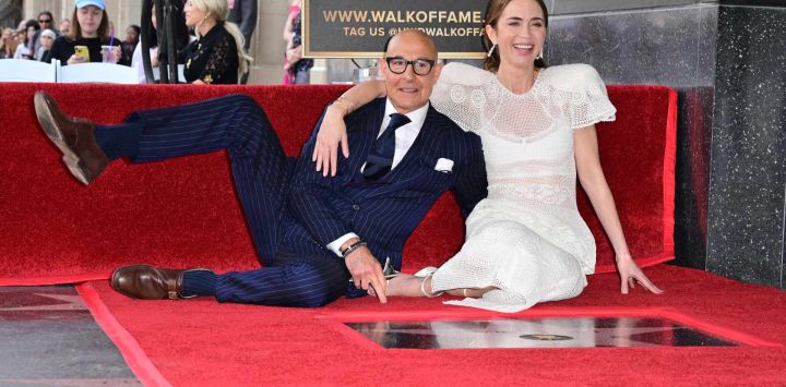 La actriz estadounidense-británica Emily Blunt y el actor estadounidense Stanley Tucci posan para las fotos junto a sus estrellas contiguas durante la ceremonia de entrega de sus estrellas en el Paseo de la Fama en Hollywood, California.