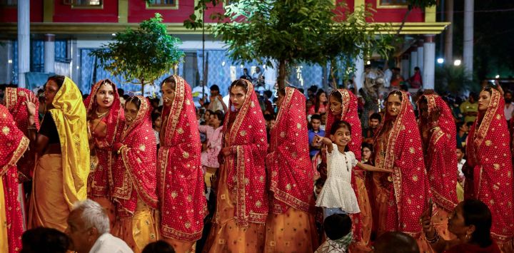 Las novias llegan para contraer matrimonio durante una ceremonia nupcial masiva en Varanasi, India.