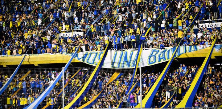 Los hinchas de Rosario Central animan a su equipo durante el partido de la fase de grupos de la Copa Libertadores entre Rosario Central de Argentina y Libertad de Paraguay en el estadio Gigante de Arroyito en Rosario, provincia de Santa Fe, Argentina.