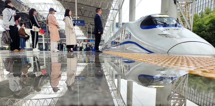 Pasajeros esperan para abordar un tren en la Estación del Ferrocarril de Changzhou, en Changzhou, en la provincia de Jiangsu, en el este de China.