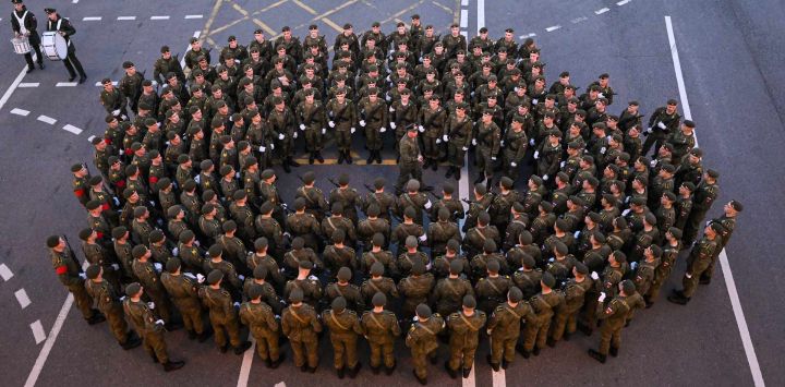 Soldados rusos esperan el ensayo del desfile militar del Día de la Victoria, que se celebrará en la Plaza Roja, en el centro de Moscú.