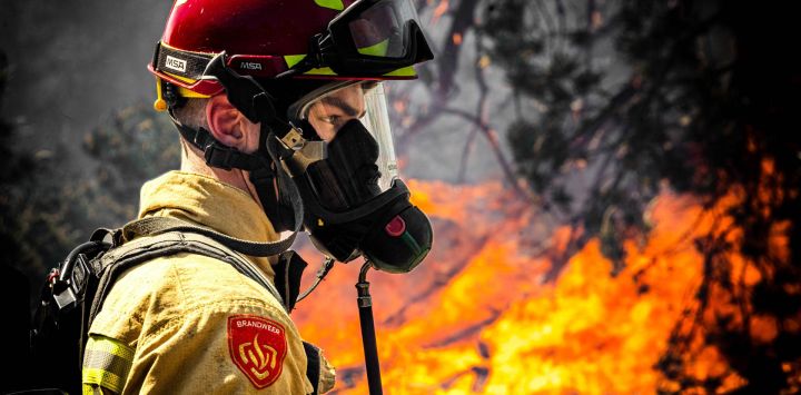 Un bombero trabaja para extinguir un incendio forestal cerca de Budel, un día después de que se desatara en un campo de entrenamiento militar donde se realizaban ejercicios militares.