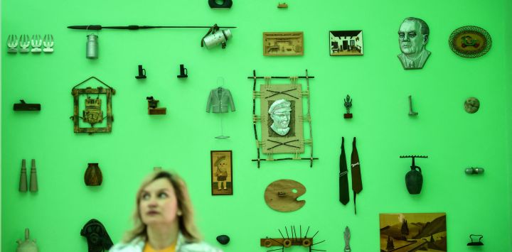 Un visitante observa "El frente interno" de la artista alemana Henrike Naumann, en el pabellón alemán durante la preinauguración de la 61.ª Bienal de Venecia, en Venecia, Italia.