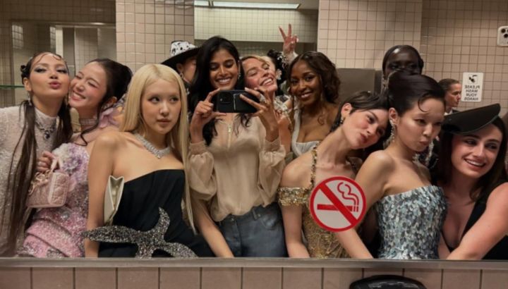 Publican la clásica "foto del baño" de la MET Gala 2026 con BLACKPINK, Margot Robbie, Gracie Abrams y más