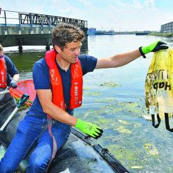 Mucha basura flota debajo del agua, no se ve al navegar y se mete en los motores.