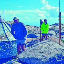 El camino de ripio desde Yacanto hasta Linderos sube serpenteando entre los cerros, siempre con tremendos paisajes y en buena parte con exigentes trepadas. Se requiere esfuerzo físico y enfoque mental.