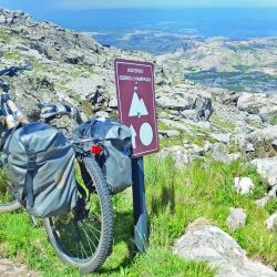 El camino de ripio desde Yacanto hasta Linderos sube serpenteando entre los cerros, siempre con tremendos paisajes y en buena parte con exigentes trepadas. Se requiere esfuerzo físico y enfoque mental.