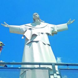 El camino de ripio desde Yacanto hasta Linderos sube serpenteando entre los cerros, siempre con tremendos paisajes y en buena parte con exigentes trepadas. Se requiere esfuerzo físico y enfoque mental.