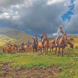 Las vistas que brindan la altura a medida que se asciende son inolvidables. Por eso  la cabalgata es lenta y muy tranquila.