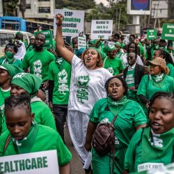 Activistas por los derechos reproductivos corean consignas durante una marcha en defensa del acceso a la atención médica reproductiva y en protesta contra las leyes que penalizan el aborto y restringen los servicios de salud para mujeres y niñas en el centro de Nairobi. Un tribunal de apelaciones keniano anuló un fallo histórico que declaraba el acceso al aborto como un derecho fundamental. Kenia es un país profundamente cristiano donde el aborto es legal pero sigue siendo un tabú, lo que empuja a cientos de miles de mujeres y niñas a clínicas clandestinas que ponen en peligro sus vidas. | Foto:LUIS TATO / AFP