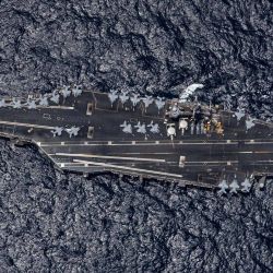 Esta fotografía de la Armada de los Estados Unidos, muestra al portaaviones de clase Nimitz USS George H.W. Bush (CVN 77) navegando en el Mar Arábigo. Estados Unidos espera la respuesta de Irán a su última propuesta de acuerdo para poner fin a la guerra en Oriente Medio y reabrir la ruta marítima clave que conecta con el Golfo Pérsico. | Foto:Armada de los Estados Unidos / AFP