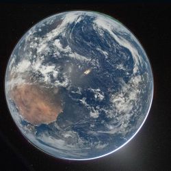 Esta fotografía distribuida por la NASA, muestra una imagen nocturna de la Tierra tomada por un miembro de la tripulación de Artemis II apuntando una cámara a través de una ventana de la nave espacial Orion. | Foto:AFP / NASA