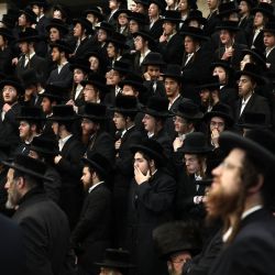Hombres judíos ultraortodoxos se reúnen en el barrio de Mea Shearim para celebrar la festividad judía de Lag BaOmer en Jerusalén. Lag BaOmer conmemora el aniversario de la muerte del sabio talmúdico Rabí Shimon Bar Yochai, ocurrida hace aproximadamente 1900 años. | Foto:ilia yefimovich / AFP