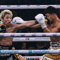 Naoya Inoue (izq.) pelea contra Junto Nakatani durante su combate por el campeonato de peso supergallo en el Tokyo Dome de Tokio, Japón. | Foto:Yuichi Yamazaki / AFP