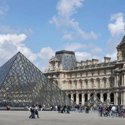Personas son vistas frente al Museo del Louvre, en París, Francia. El Senado de Francia aprobó, después de una nueva ronda de debate, un proyecto de ley sobre la restitución de bienes culturales adquiridos mediante apropiación ilícita. | Foto:Xinhua/Wu Huiwo