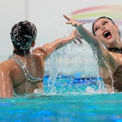Zhou Kunyi y He Zhien, de China, compiten durante la final de dúo libre femenino en la tercera parada de la Copa del Mundo de Natación Artística 2026 de World Aquatics, en Xi'an, en la provincia de Shaanxi, en el noroeste de China. | Foto:Xinhua/Li Yibo