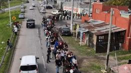 Más de diez cuadras de fila y 3000 postulantes en un frigorífico que busca empleados.