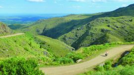 El camino de ripio desde Yacanto hasta Linderos sube serpenteando entre los cerros, siempre con tremendos paisajes y en buena parte con exigentes trepadas. Se requiere esfuerzo físico y enfoque mental.