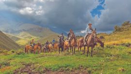 Las vistas que brindan la altura a medida que se asciende son inolvidables. Por eso la cabalgata es lenta y muy tranquila.