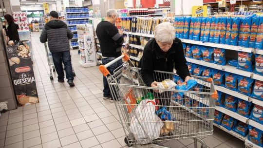 El poder de compra sigue en rojo: los empleados públicos nacionales encabezan la pérdida salarial