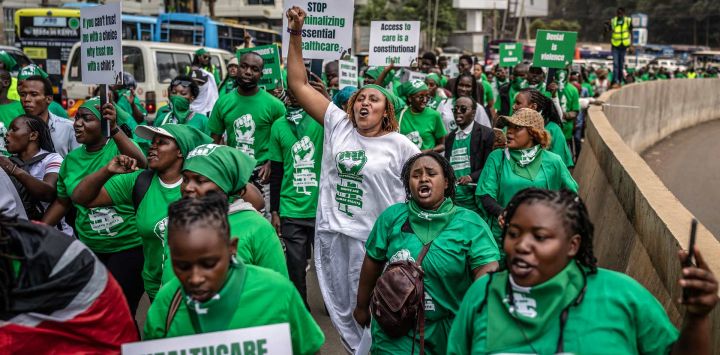 Activistas por los derechos reproductivos corean consignas durante una marcha en defensa del acceso a la atención médica reproductiva y en protesta contra las leyes que penalizan el aborto y restringen los servicios de salud para mujeres y niñas en el centro de Nairobi. Un tribunal de apelaciones keniano anuló un fallo histórico que declaraba el acceso al aborto como un derecho fundamental. Kenia es un país profundamente cristiano donde el aborto es legal pero sigue siendo un tabú, lo que empuja a cientos de miles de mujeres y niñas a clínicas clandestinas que ponen en peligro sus vidas.