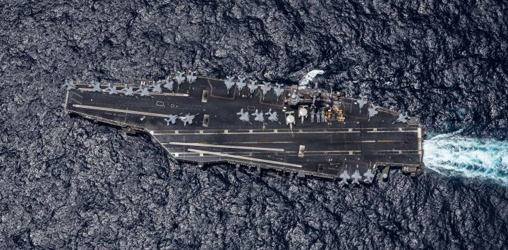Esta fotografía de la Armada de los Estados Unidos, muestra al portaaviones de clase Nimitz USS George H.W. Bush (CVN 77) navegando en el Mar Arábigo. Estados Unidos espera la respuesta de Irán a su última propuesta de acuerdo para poner fin a la guerra en Oriente Medio y reabrir la ruta marítima clave que conecta con el Golfo Pérsico.