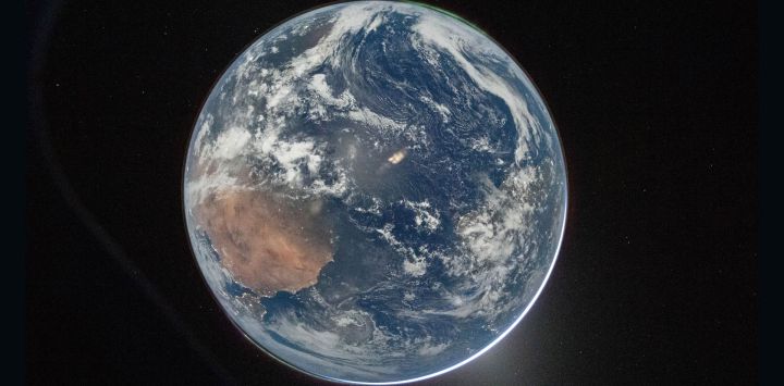 Esta fotografía distribuida por la NASA, muestra una imagen nocturna de la Tierra tomada por un miembro de la tripulación de Artemis II apuntando una cámara a través de una ventana de la nave espacial Orion.