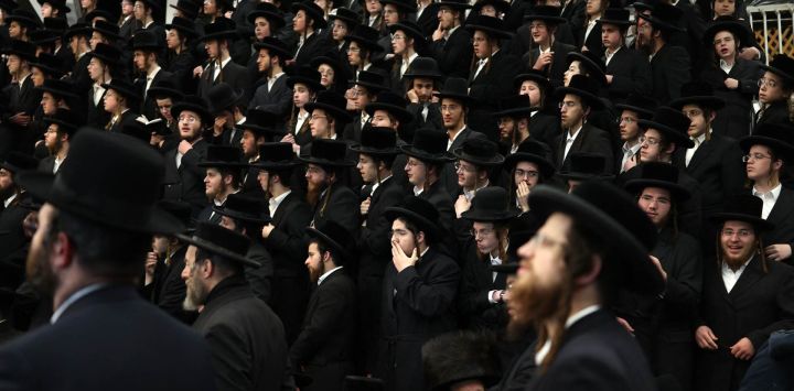Hombres judíos ultraortodoxos se reúnen en el barrio de Mea Shearim para celebrar la festividad judía de Lag BaOmer en Jerusalén. Lag BaOmer conmemora el aniversario de la muerte del sabio talmúdico Rabí Shimon Bar Yochai, ocurrida hace aproximadamente 1900 años.