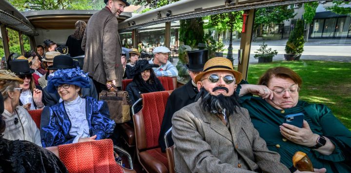 Miembros de la Sociedad Sherlock Holmes de Londres, sentados en un autobús antiguo durante su viaje a las cataratas de Reichenbach, cerca de Meiringen. Ataviados impecablemente con trajes victorianos, los devotos de Sherlock Holmes viajaron a las cataratas de Reichenbach, en Suiza, para recrear el duelo fatal del intrépido detective con su archienemigo, el profesor Moriarty, 135 años después.