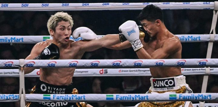Naoya Inoue (izq.) pelea contra Junto Nakatani durante su combate por el campeonato de peso supergallo en el Tokyo Dome de Tokio, Japón.