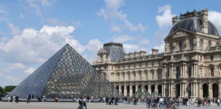 Personas son vistas frente al Museo del Louvre, en París, Francia. El Senado de Francia aprobó, después de una nueva ronda de debate, un proyecto de ley sobre la restitución de bienes culturales adquiridos mediante apropiación ilícita.