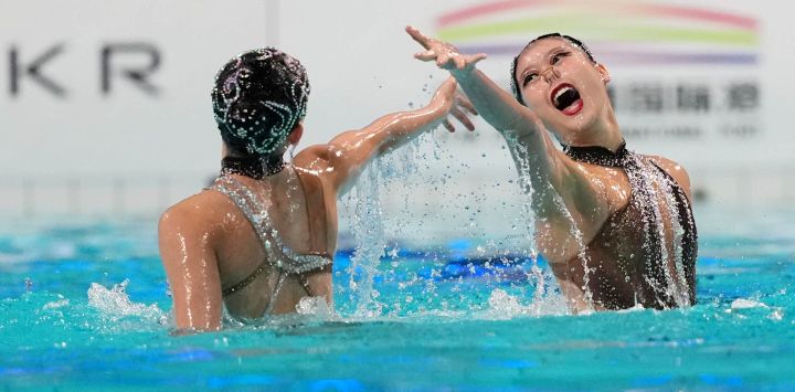 Zhou Kunyi y He Zhien, de China, compiten durante la final de dúo libre femenino en la tercera parada de la Copa del Mundo de Natación Artística 2026 de World Aquatics, en Xi'an, en la provincia de Shaanxi, en el noroeste de China.