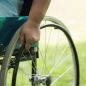 Cobra $345 mil de una pensión por discapacidad y trabaja 8 horas en su handbike: "Ya al vernos nos juzgan"