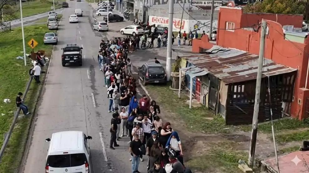 Más de diez cuadras de fila y 3000 postulantes en un frigorífico que busca empleados.