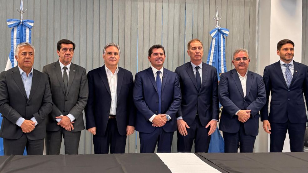 Reunión de Llaryora y los demás gobernadores con Santilli