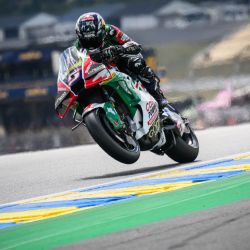 El piloto francés Johann Zarco, del equipo Castrol Honda LCR, levanta la rueda delantera durante la primera sesión de entrenamientos libres previa al Gran Premio de Francia de MotoGP en Le Mans, al noroeste de Francia. | Foto:LOIC VENANCE / AFP