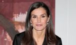 La clave de Letizia Ortiz para usar el rosa en invierno: chaqueta low cost y el mix black