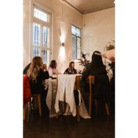 El Arte de Ritualizar lo Cotidiano: Cuando la Mesa se Vuelve Destino
