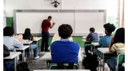 Singapur autoriza a los maestros a azotar a alumnos para combatir el bullying.