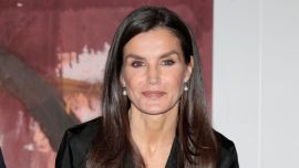 La clave de Letizia Ortiz para usar el rosa en invierno: chaqueta low cost y el mix black