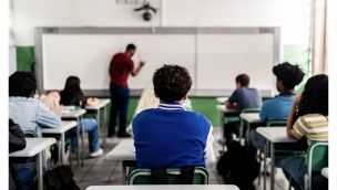 Singapur autoriza a los maestros a azotar a alumnos para combatir el bullying.