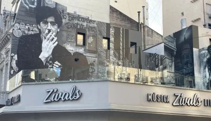 Mural homenaje a Charly García en Zivals
