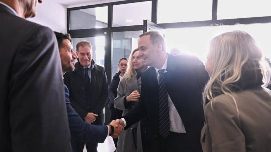 Manuel Adorni reapareció junto a Karina Milei en la inauguración de un centro automotriz y le pegó al kirchnerismo