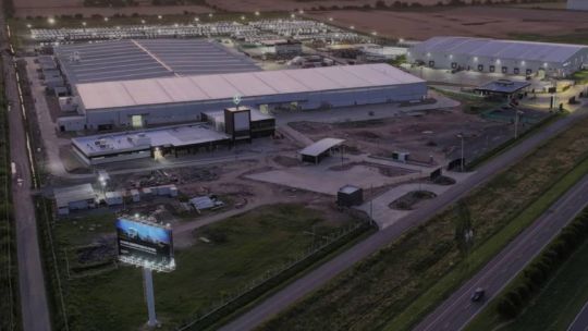 Con una inversión de US$ 110 millones, Mercedes Benz inauguró en Zárate su nueva planta de camiones y buses